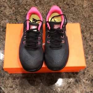 BRAND NEW women’s Nike free rn 2017 size 9